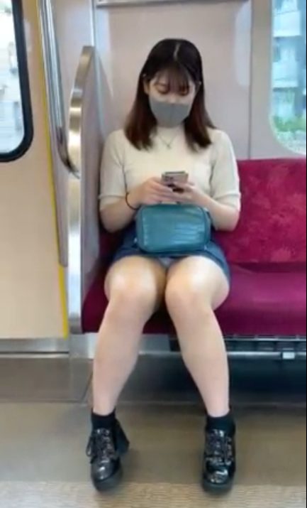 電車で対面したおとなしそうなミニスカ女子（JDっぽい）のパンチラを覗いてみたら白だった